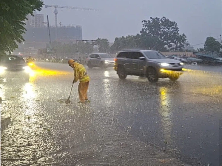 Mưa lớn từ rạng sáng, Hà Nội ghi nhận nhiều điểm ngập cục bộ Mưa lớn từ rạng sáng, Hà Nội ghi nhận nhiều điểm ngập cục bộ