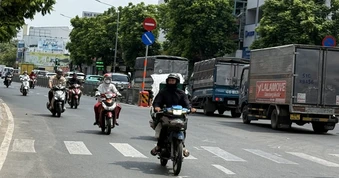 Nắng nóng chưa có dấu hiệu hạ nhiệt ở TP.HCM và các tỉnh Nam Bộ