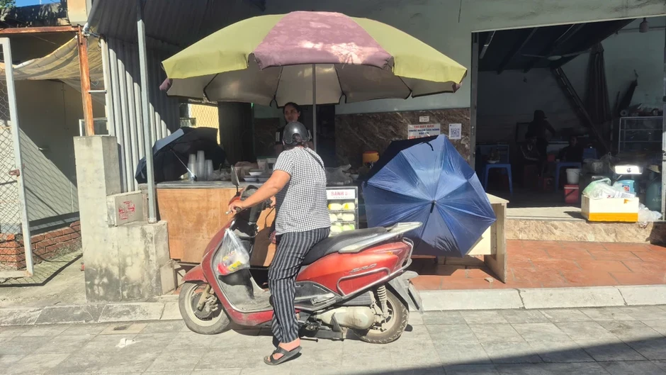 Ngoài trời bỏng rát hơn 40 độ C, người lao động nhọc nhằn mưu sinh Ngoài trời bỏng rát hơn 40 độ C, người lao động nhọc nhằn mưu sinh