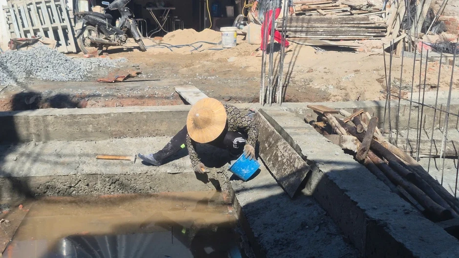 Ngoài trời bỏng rát hơn 40 độ C, người lao động nhọc nhằn mưu sinh Ngoài trời bỏng rát hơn 40 độ C, người lao động nhọc nhằn mưu sinh