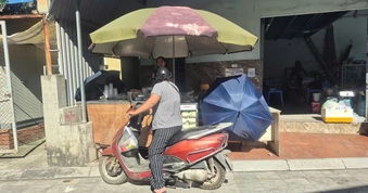 Ngoài trời bỏng rát hơn 40 độ C, người lao động nhọc nhằn mưu sinh