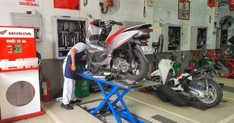 Người dân Hà Nội, TP.HCM kiểm định khí thải xe máy ra sao?