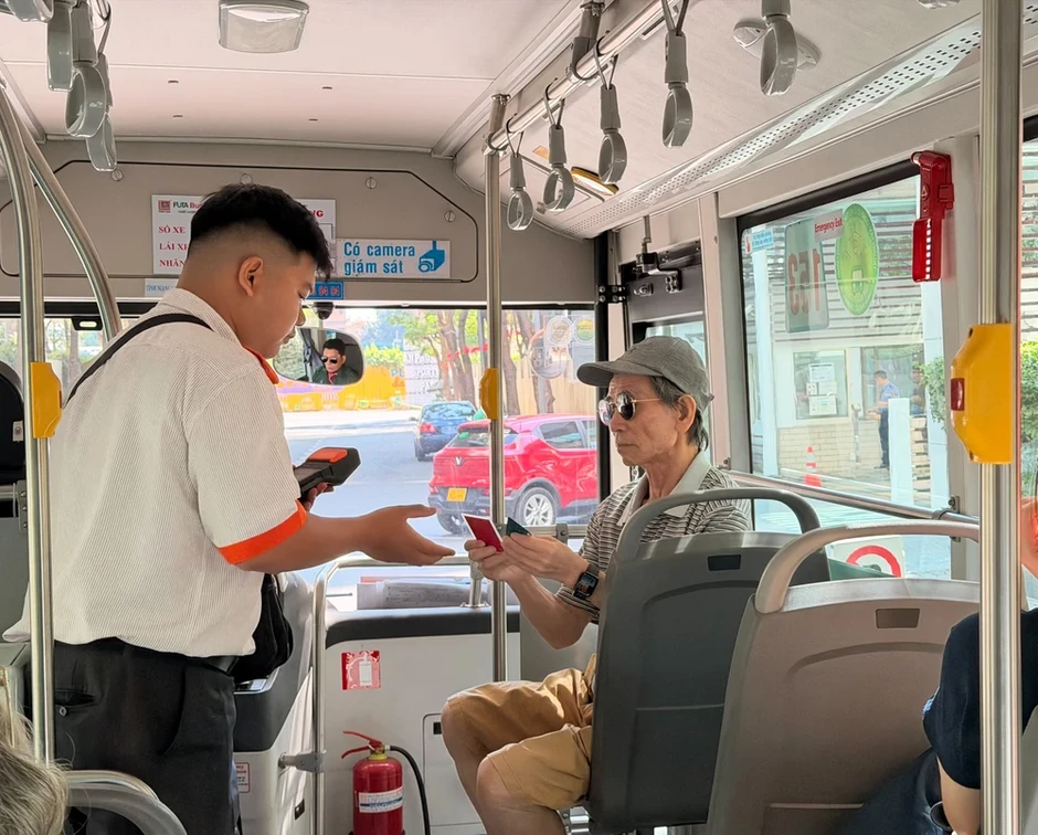 Người dân hào hứng với phương án sử dụng thẻ ngân hàng, ví điện tử để đi xe buýt miễn phí Người dân hào hứng với phương án sử dụng thẻ ngân hàng, ví điện tử để đi xe buýt miễn phí