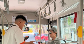 Người dân hào hứng với phương án sử dụng thẻ ngân hàng, ví điện tử để đi xe buýt miễn phí