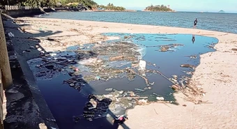 Nước thải vẫn chảy ra vịnh Nha Trang dù trời không mưa