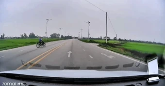 Ô tô húc bay xe máy xuống ruộng: Cục CSGT khẳng định tài xế ô tô không có lỗi