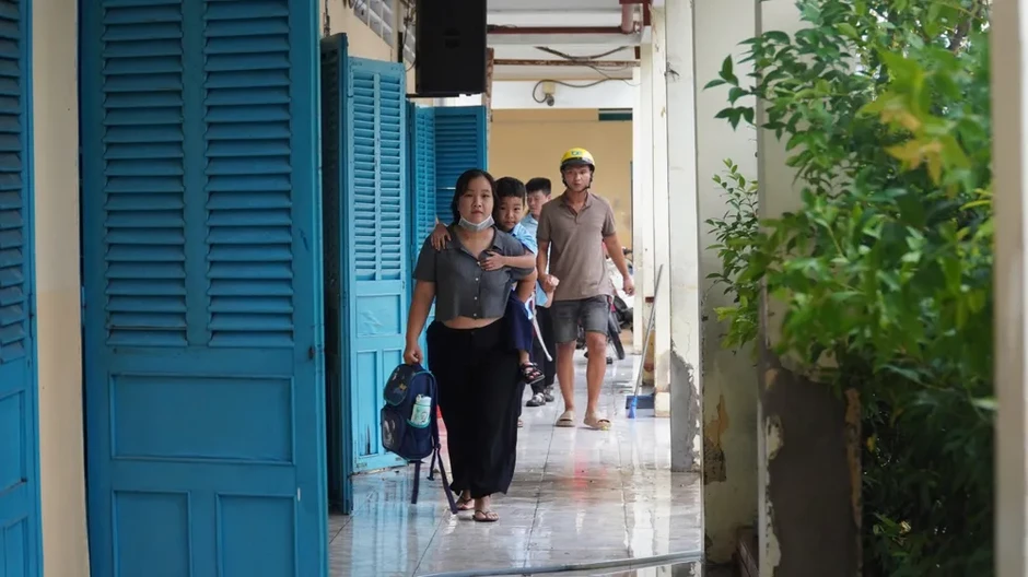 Phụ huynh phải cõng con vào lớp do sân trường ngập sâu Phụ huynh phải cõng con vào lớp do sân trường ngập sâu