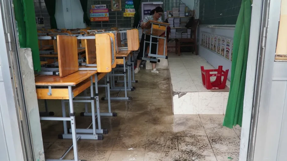 Phụ huynh phải cõng con vào lớp do sân trường ngập sâu Phụ huynh phải cõng con vào lớp do sân trường ngập sâu
