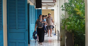 Phụ huynh phải cõng con vào lớp do sân trường ngập sâu