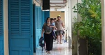 Phụ huynh phải cõng con vào lớp do sân trường ngập sâu