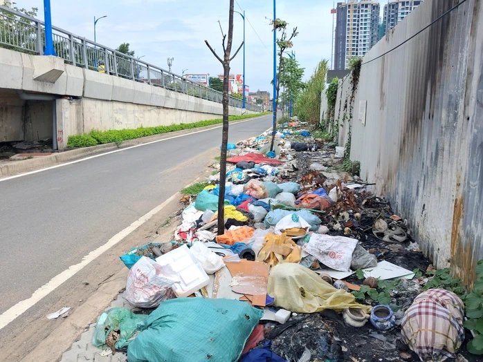 Rác thải tràn lan bên cầu Nam Lý Rác thải tràn lan bên cầu Nam Lý