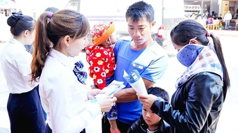 Tặng điện thoại thông minh cho hộ nghèo