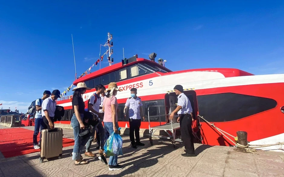 Tàu Phú Quốc Express hoạt động lại tuyến Sa Kỳ - Lý Sơn, giảm giá vé Tàu Phú Quốc Express hoạt động lại tuyến Sa Kỳ - Lý Sơn, giảm giá vé