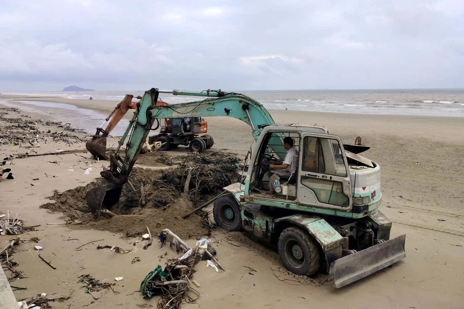Thanh Hóa: Xử lý hơn 100 tấn rác lởm chởm như bãi chông ở bãi biển Hải Tiến Thanh Hóa: Xử lý hơn 100 tấn rác lởm chởm như bãi chông ở bãi biển Hải Tiến
