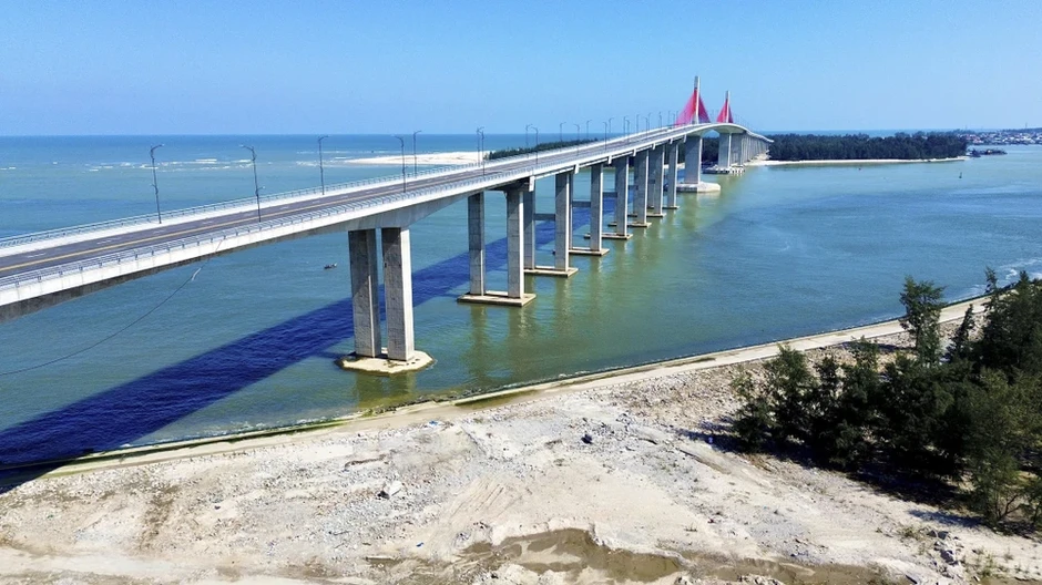 Toàn cảnh cầu vượt cửa biển dài nhất miền Trung trước ngày thông xe Toàn cảnh cầu vượt cửa biển dài nhất miền Trung trước ngày thông xe
