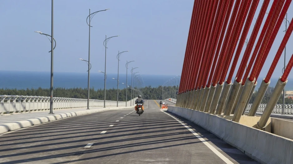Toàn cảnh cầu vượt cửa biển dài nhất miền Trung trước ngày thông xe Toàn cảnh cầu vượt cửa biển dài nhất miền Trung trước ngày thông xe