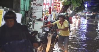TPHCM: Mưa như trút khiến đường biến thành sông, xe chết máy hàng loạt