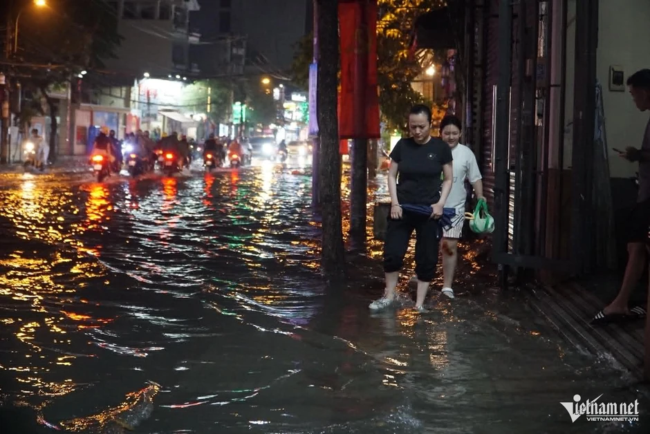 TPHCM: Mưa như trút khiến đường biến thành sông, xe chết máy hàng loạt TPHCM: Mưa như trút khiến đường biến thành sông, xe chết máy hàng loạt