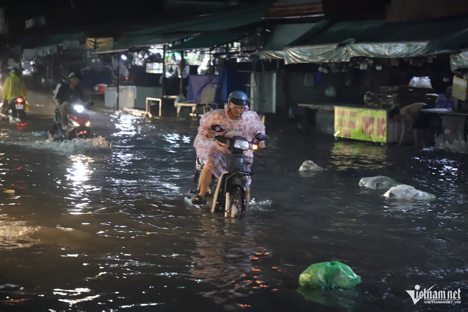 TPHCM: Mưa như trút khiến đường biến thành sông, xe chết máy hàng loạt TPHCM: Mưa như trút khiến đường biến thành sông, xe chết máy hàng loạt