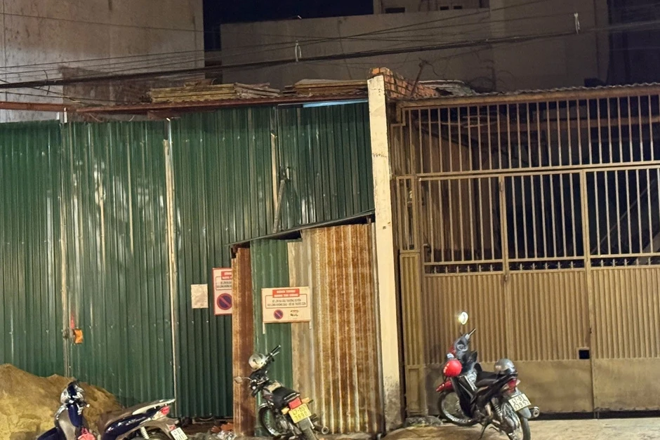 Tranh cãi xoay quanh ngôi nhà nghiêng khi hàng xóm thi công Tranh cãi xoay quanh ngôi nhà nghiêng khi hàng xóm thi công