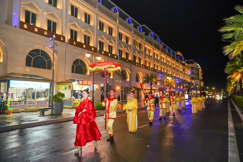 Từ sức nóng của show nhạc nước vạn người đến 'cú hích' lộ diện 5 tòa tháp biểu tượng tại Regal Legend Từ sức nóng của show nhạc nước vạn người đến 'cú hích' lộ diện 5 tòa tháp biểu tượng tại Regal Legend