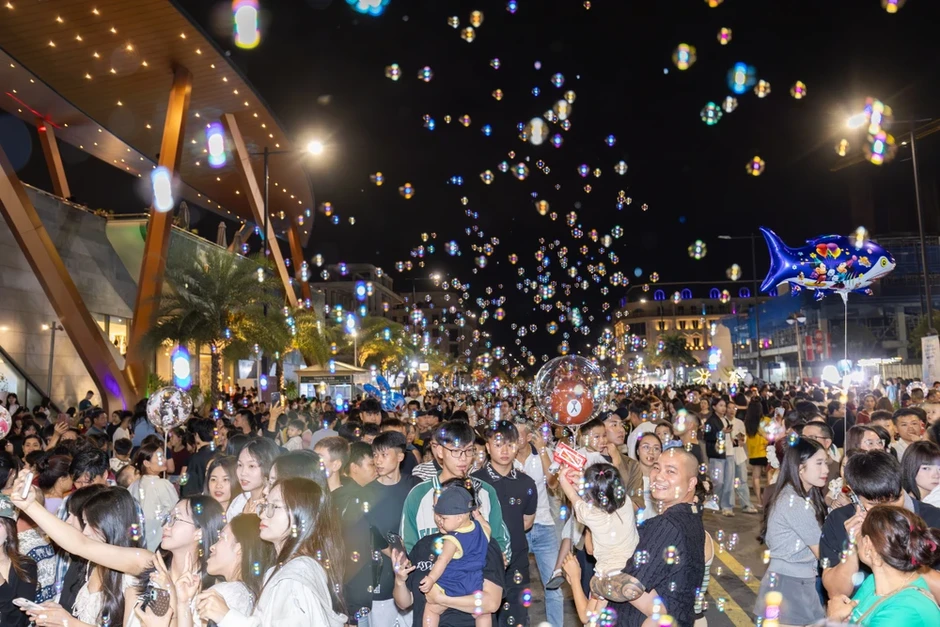 Từ sức nóng của show nhạc nước vạn người đến 'cú hích' lộ diện 5 tòa tháp biểu tượng tại Regal Legend Từ sức nóng của show nhạc nước vạn người đến 'cú hích' lộ diện 5 tòa tháp biểu tượng tại Regal Legend