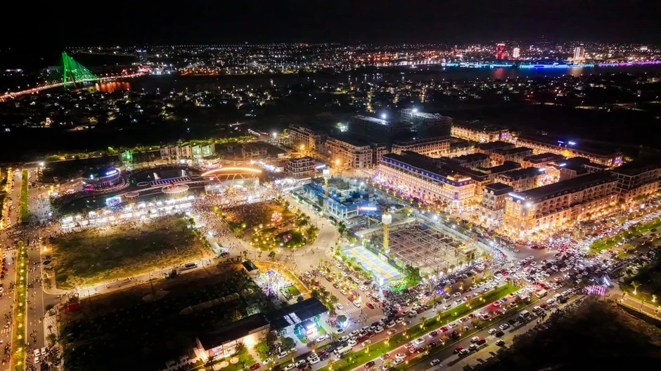 Từ sức nóng của show nhạc nước vạn người đến 'cú hích' lộ diện 5 tòa tháp biểu tượng tại Regal Legend Từ sức nóng của show nhạc nước vạn người đến 'cú hích' lộ diện 5 tòa tháp biểu tượng tại Regal Legend