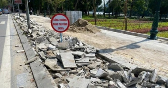 Tuyến vỉa hè lát đá gần như còn nguyên vẹn ở Hà Nội "bị đục phá"