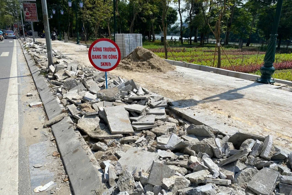 Tuyến vỉa hè lát đá gần như còn nguyên vẹn ở Hà Nội "bị đục phá" Tuyến vỉa hè lát đá gần như còn nguyên vẹn ở Hà Nội "bị đục phá"