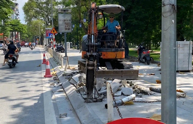 Tuyến vỉa hè lát đá gần như còn nguyên vẹn ở Hà Nội "bị đục phá" Tuyến vỉa hè lát đá gần như còn nguyên vẹn ở Hà Nội "bị đục phá"