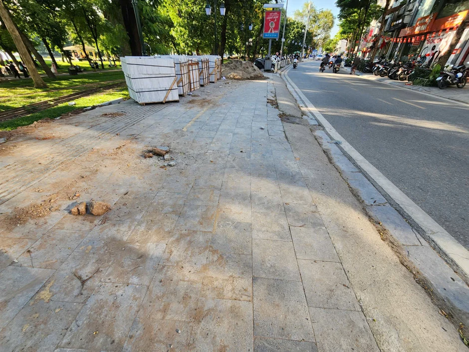 Tuyến vỉa hè lát đá gần như còn nguyên vẹn ở Hà Nội "bị đục phá" Tuyến vỉa hè lát đá gần như còn nguyên vẹn ở Hà Nội "bị đục phá"