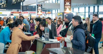 Vé máy bay khứ hồi có chặng tới 11 triệu đồng dịp 30-4, người dân xoay xở kế hoạch đi lại