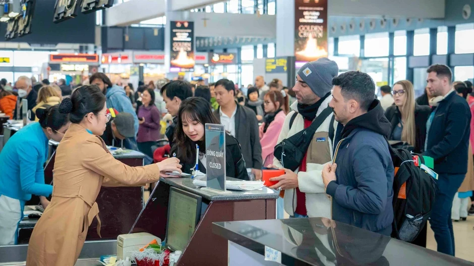 Vé máy bay khứ hồi có chặng tới 11 triệu đồng dịp 30-4, người dân xoay xở kế hoạch đi lại