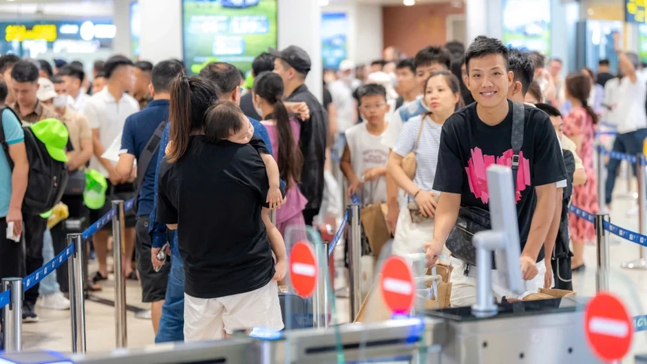 Vé máy bay khứ hồi có chặng tới 11 triệu đồng dịp 30-4, người dân xoay xở kế hoạch đi lại