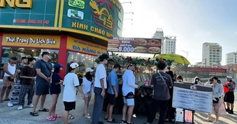 Xe bánh mỳ gây 'sốt' ở Đà Nẵng bị lập biên bản vì lấn chiếm vỉa hè