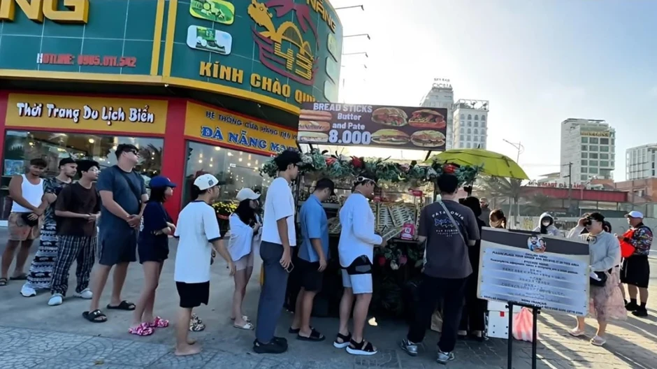 Xe bánh mỳ gây 'sốt' ở Đà Nẵng bị lập biên bản vì lấn chiếm vỉa hè Xe bánh mỳ gây 'sốt' ở Đà Nẵng bị lập biên bản vì lấn chiếm vỉa hè