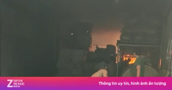 Xưởng giấy bốc cháy ở TP.HCM