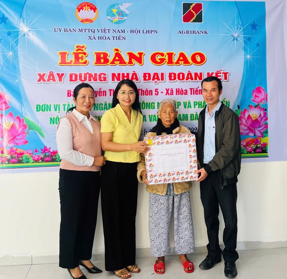 Agribank Hòa Vang-Nam Đà Nẵng xây dựng mái ấm cho người nghèo