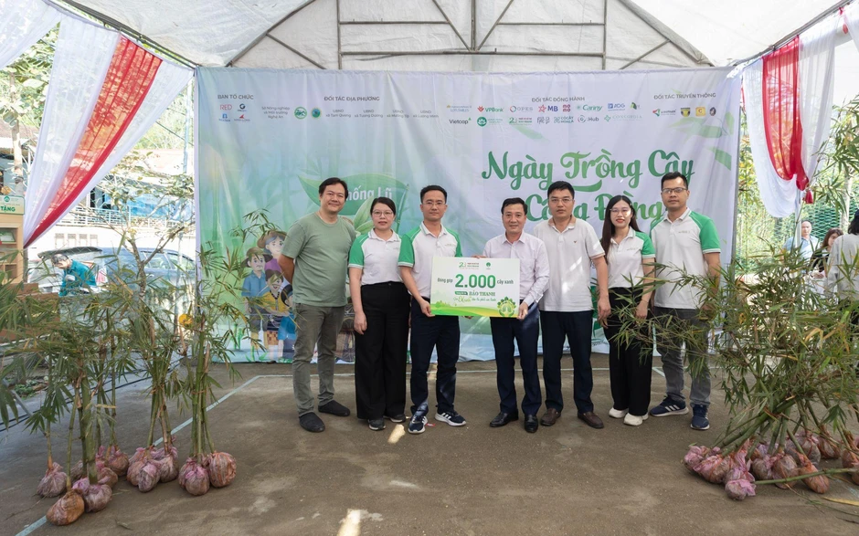 Bảo Thanh trồng 2.000 cây xanh và trao tặng tủ thuốc cho trạm y tế cơ sở tại Tây Nghệ An Bảo Thanh trồng 2.000 cây xanh và trao tặng tủ thuốc cho trạm y tế cơ sở tại Tây Nghệ An