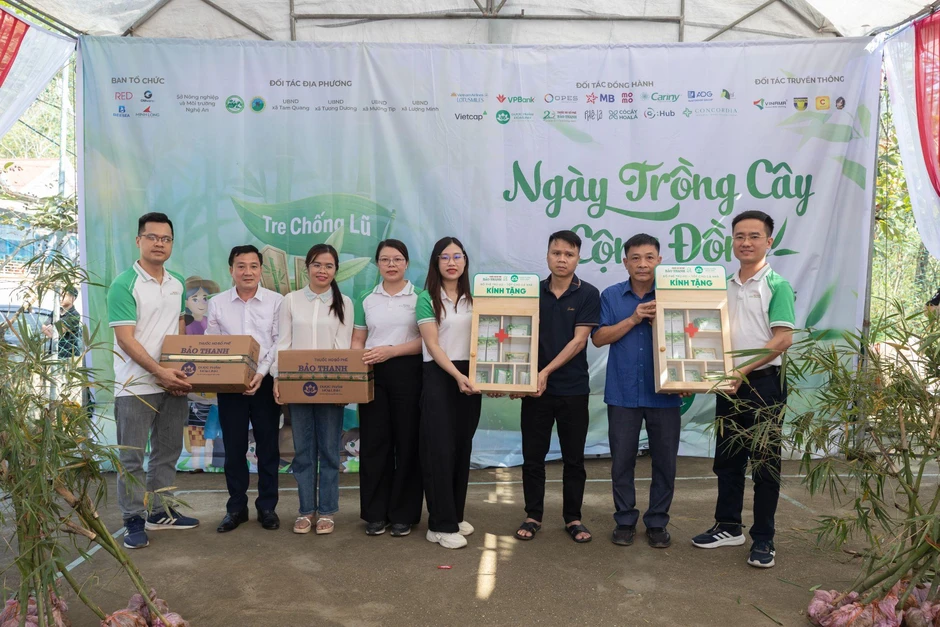 Bảo Thanh trồng 2.000 cây xanh và trao tặng tủ thuốc cho trạm y tế cơ sở tại Tây Nghệ An Bảo Thanh trồng 2.000 cây xanh và trao tặng tủ thuốc cho trạm y tế cơ sở tại Tây Nghệ An