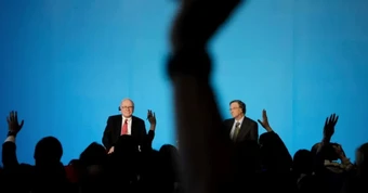 Bill Gates bị loạt tỷ phú quay lưng