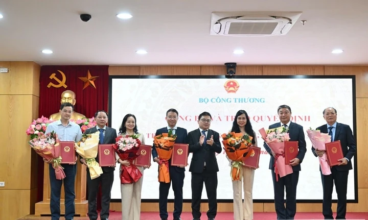 Bộ Công Thương trao quyết định bổ nhiệm 7 lãnh đạo các đơn vị Bộ Công Thương trao quyết định bổ nhiệm 7 lãnh đạo các đơn vị