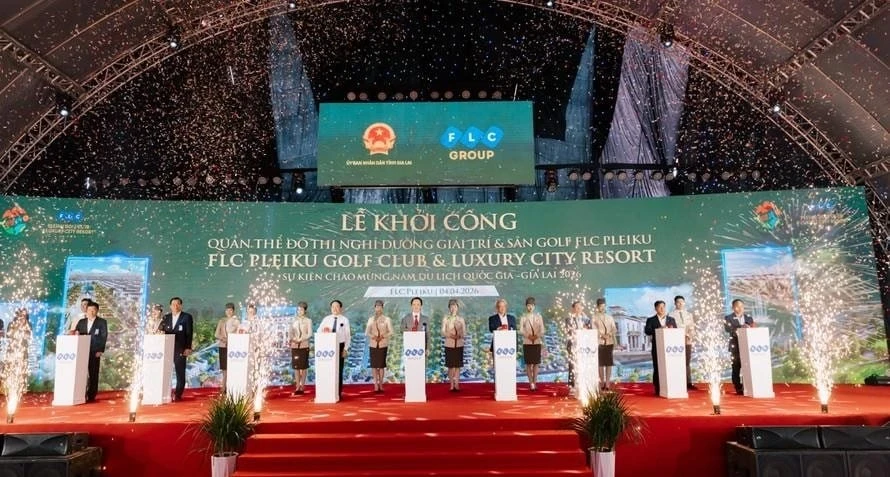 Ca sỹ Tùng Dương hát “Tái sinh” tặng ông Trịnh Văn Quyết Ca sỹ Tùng Dương hát “Tái sinh” tặng ông Trịnh Văn Quyết