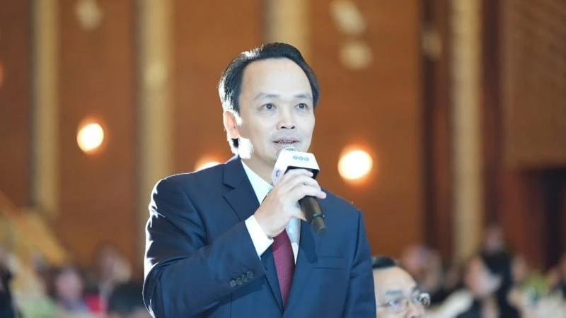 Ca sỹ Tùng Dương hát “Tái sinh” tặng ông Trịnh Văn Quyết Ca sỹ Tùng Dương hát “Tái sinh” tặng ông Trịnh Văn Quyết