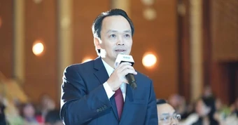Ca sỹ Tùng Dương hát “Tái sinh” tặng ông Trịnh Văn Quyết
