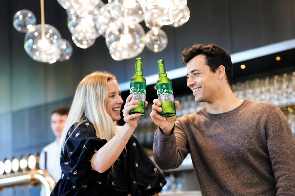 Carlsberg Smooth nâng tầm cuộc vui bằng vị bia êm mượt Carlsberg Smooth nâng tầm cuộc vui bằng vị bia êm mượt