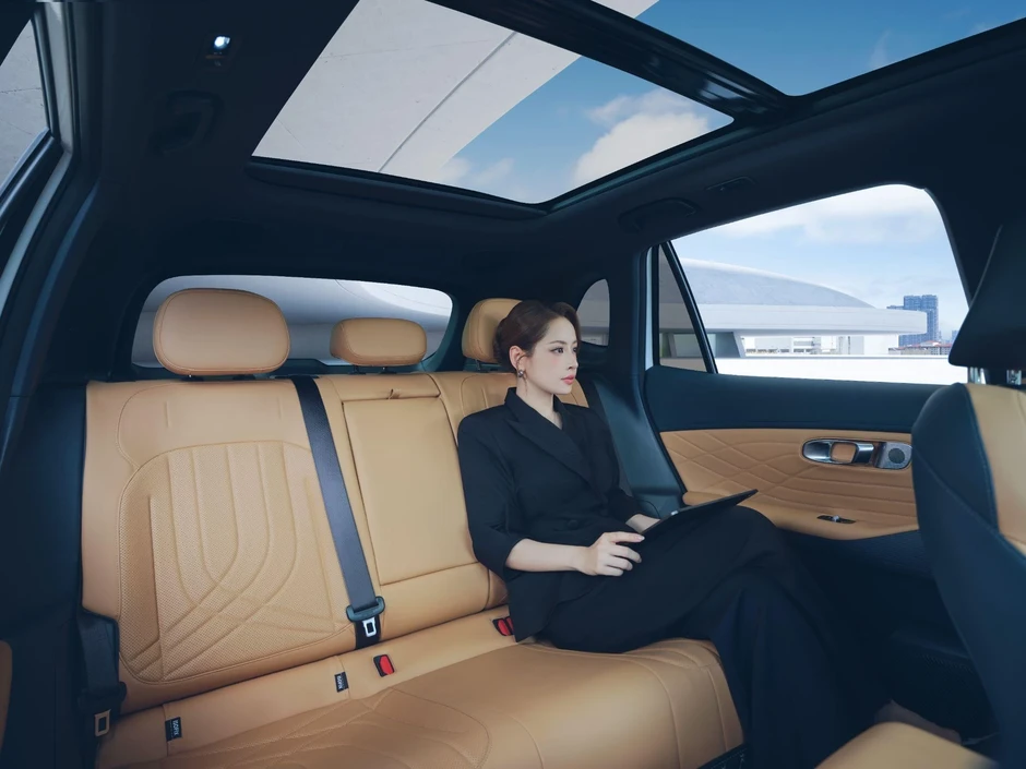Chi Pu tung bộ ảnh mới cùng Geely, chuẩn bị khuấy động Vạn Hạnh Mall Chi Pu tung bộ ảnh mới cùng Geely, chuẩn bị khuấy động Vạn Hạnh Mall