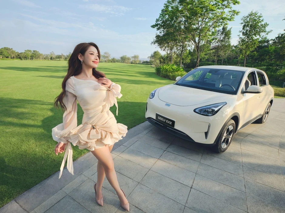 Chi Pu tung bộ ảnh mới cùng Geely, chuẩn bị khuấy động Vạn Hạnh Mall Chi Pu tung bộ ảnh mới cùng Geely, chuẩn bị khuấy động Vạn Hạnh Mall