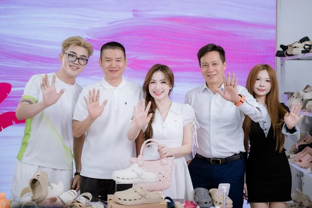Chủ tịch Nesty từng làm công nhân 2 năm đã lên chức Phó giám đốc, nay thường livestream cùng Ngọc Trinh, Hòa Minzy, sở hữu cụm nhà máy 40.000 m² sản xuất 900.000 đôi dép/tháng