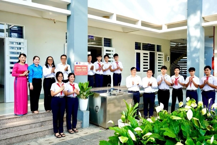 Công ty EPS bàn giao công trình thanh niên “Nước sạch cho em” Công ty EPS bàn giao công trình thanh niên “Nước sạch cho em”